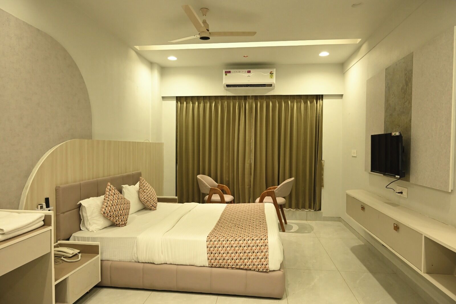 Deluxe Room | Desk, free WiFi