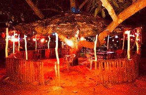 Outdoor dining - Sujatha Tourist Rest (Dambulla)