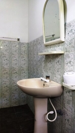 Phòng đôi Deluxe, ban công, quang cảnh vườn | Phòng tắm | Buồng tắm vòi sen, máy sấy tóc, dép đi trong nhà, khăn tắm 