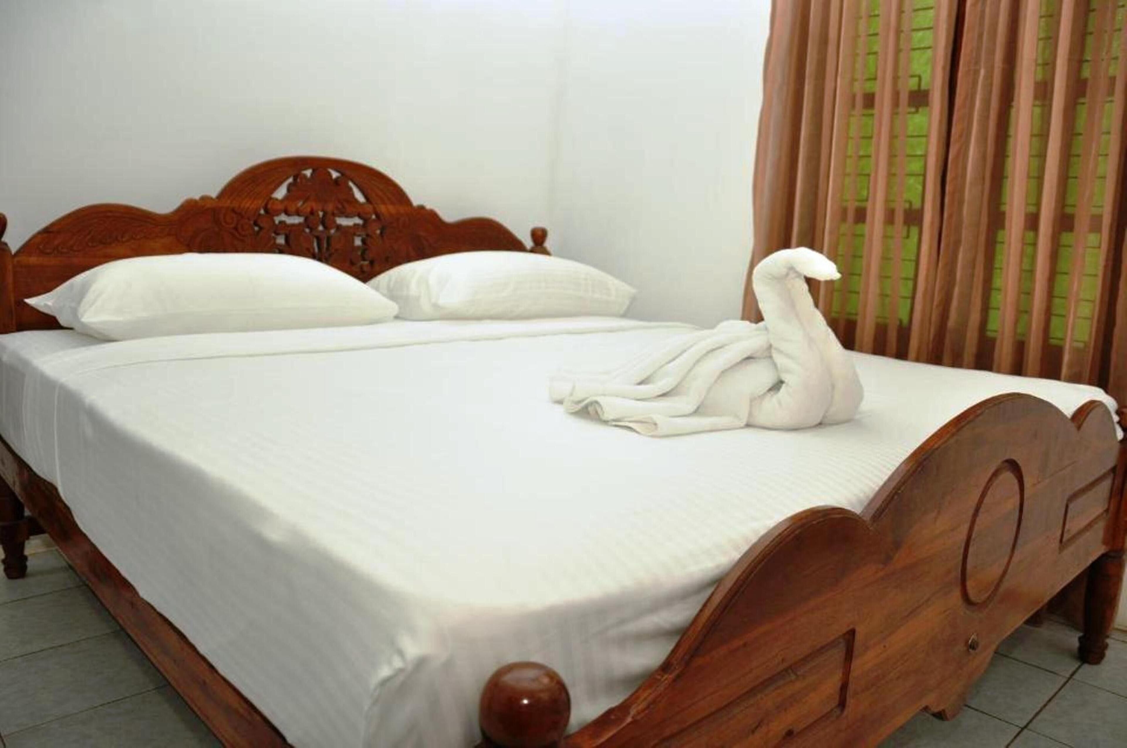 Quarto casal luxo, sacada, vista para o jardim | Cofres nos quartos, escrivaninha, espaço de trabalho para notebook