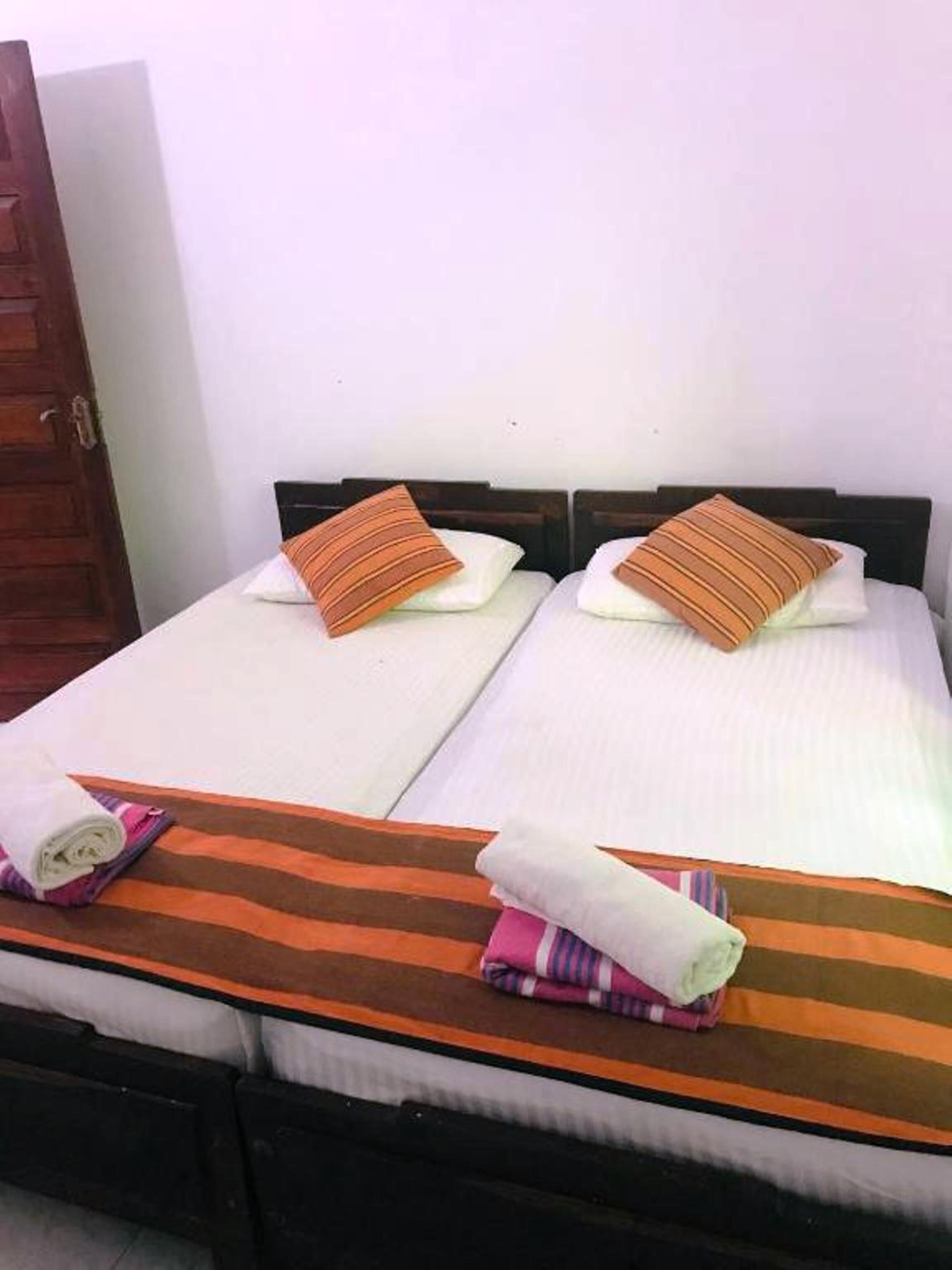 Kamar Double Deluks, balkon, pemandangan kebun | Brankas, meja kerja, ruang kerja ramah laptop, dan tirai kedap cahaya