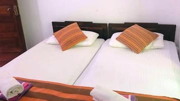 Kamar Double Deluks, balkon, pemandangan kebun | Brankas, meja kerja, ruang kerja ramah laptop, dan tirai kedap cahaya