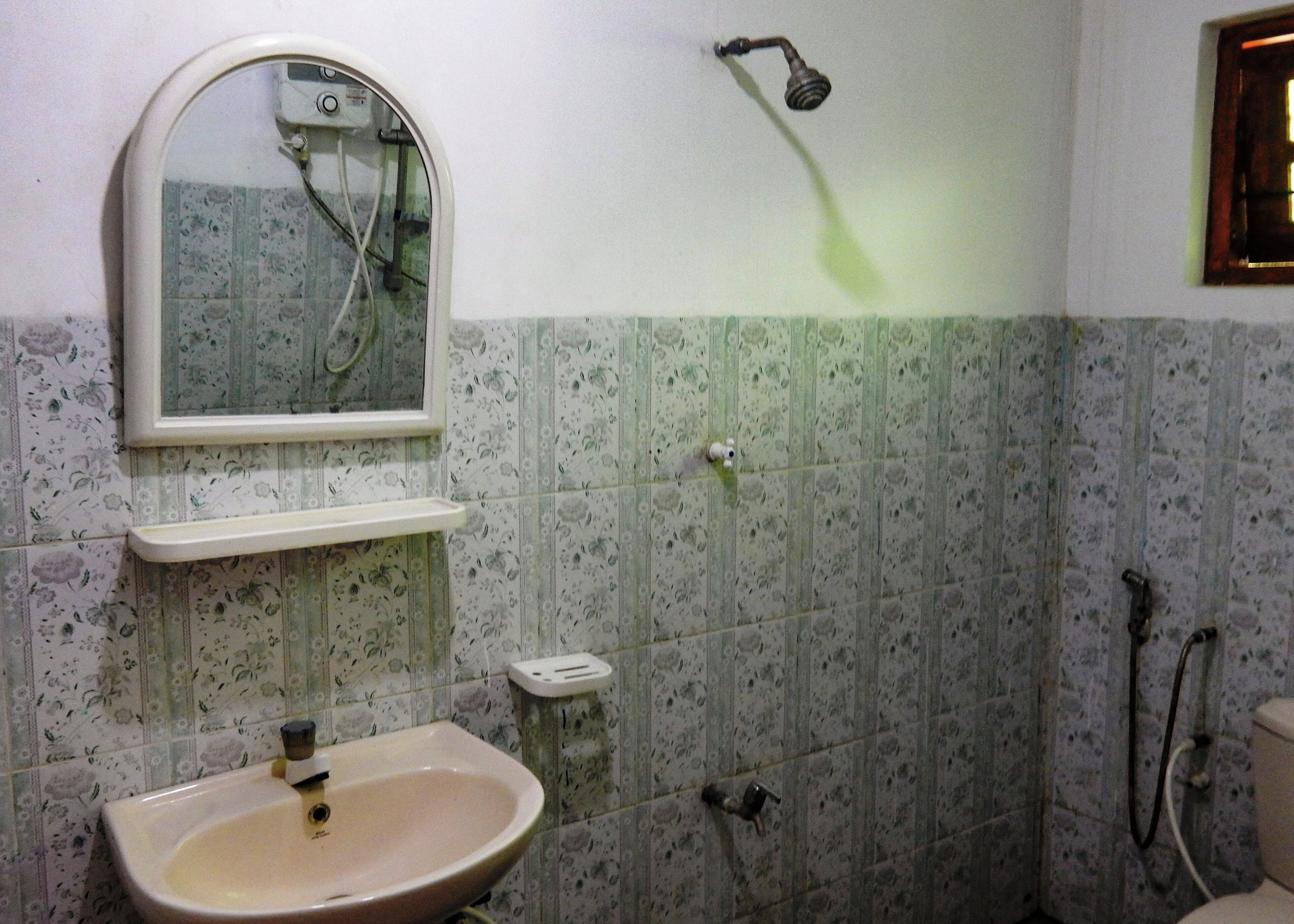 Kamar Double Deluks, balkon, pemandangan kebun | Kamar mandi | Shower, pengering rambut, sandal, dan handuk