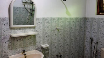Kamar Double Deluks, balkon, pemandangan kebun | Kamar mandi | Shower, pengering rambut, sandal, dan handuk