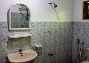 Deluxe Double Room, Balcony, Garden View | Bathroom | Shower, hair dryer, slippers, towels - Sujatha Tourist Rest (Dambulla)