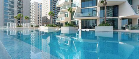 2 piscines extérieures