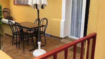 Apartment, 2 Bedrooms, Kitchen, Garden View | Outdoor dining