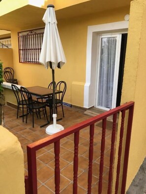 Apartment, 2 Schlafzimmer, Küche, Gartenblick | Speisen im Freien