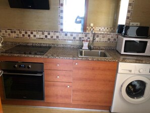 Apartment, 2 Schlafzimmer, Küche, Gartenblick | Eigene Küche | Kühlschrank, Mikrowelle, Ofen, Herdplatte