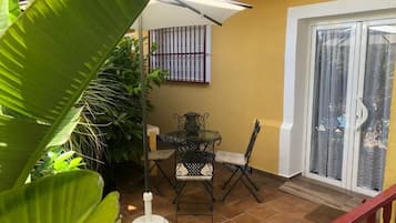 Departamento, 2 habitaciones, cocina, vista al jardín | Restaurante al aire libre