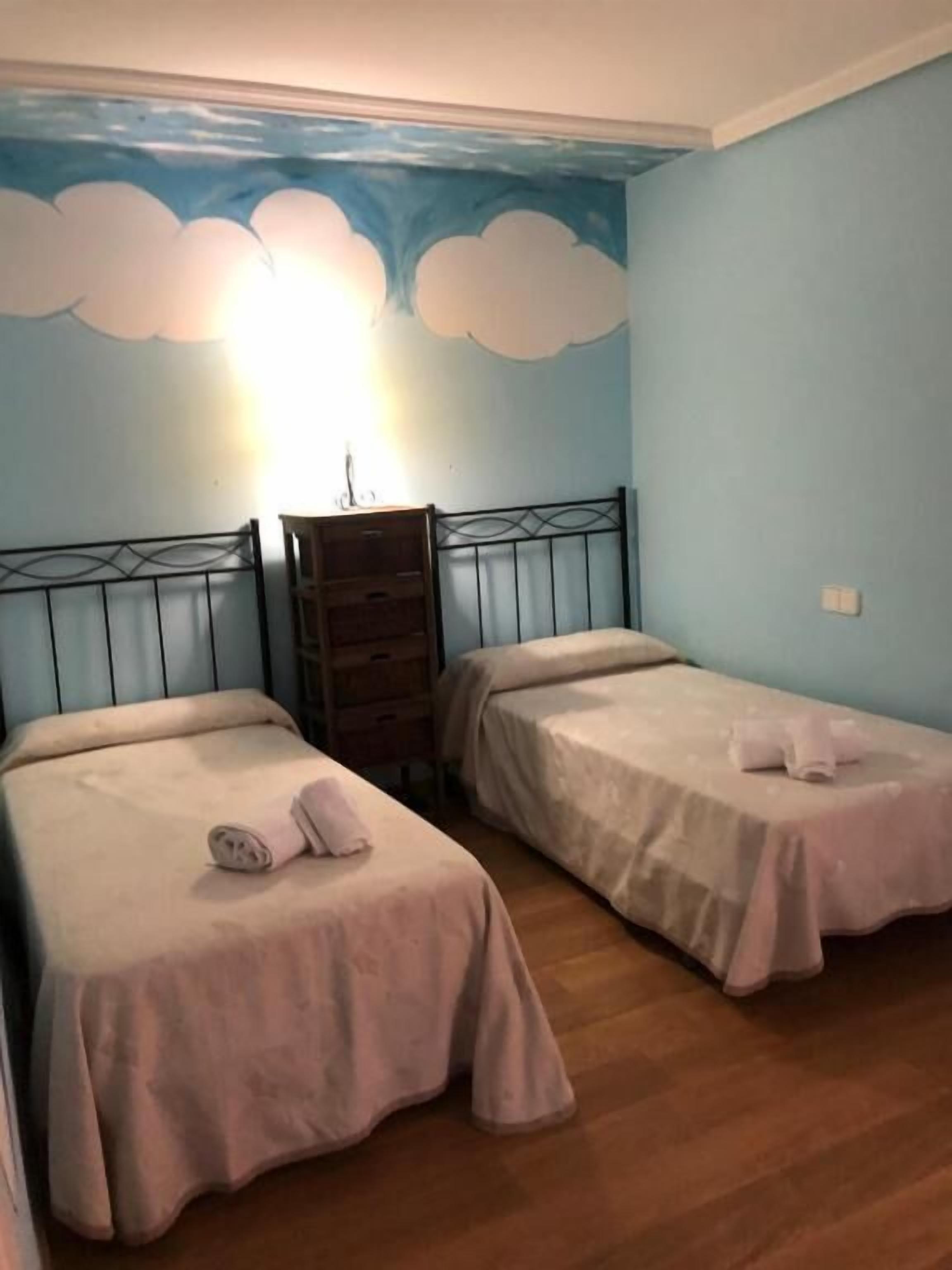 Lägenhet - 2 sovrum - kök - utsikt mot trädgården | Värdeförvaringsskåp på rummet och mörkläggningsgardiner