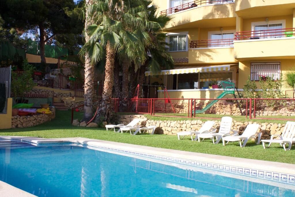 Familjelägenhet - utsikt mot poolen | Pool | Utomhuspool med öppettider 10.00 till 21.00, och solstolar