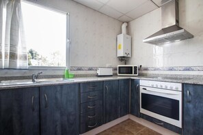 Fridge, microwave, oven, stovetop - Apartamentos Nicaragua Benidorm  (Benidorm)