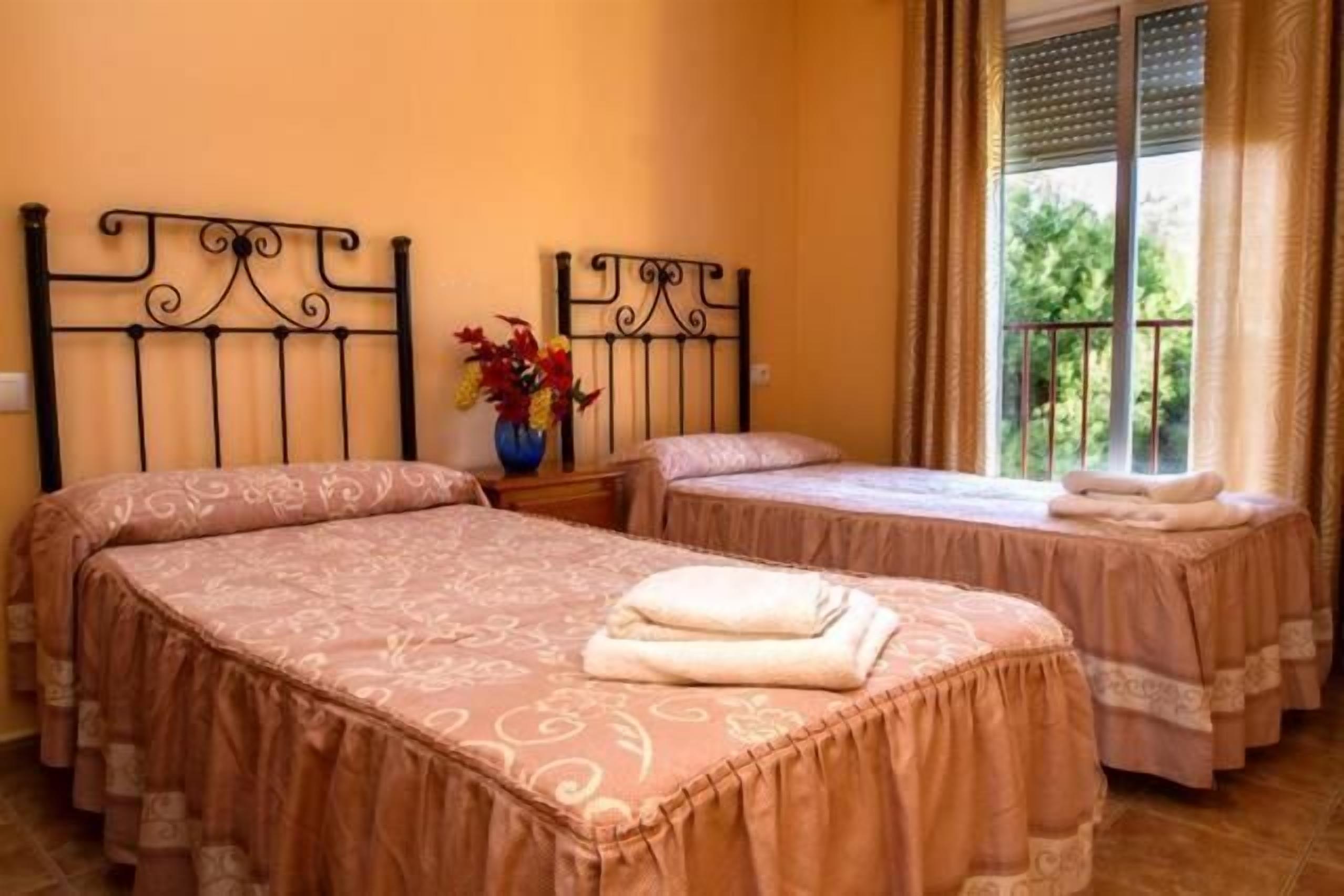 Lägenhet Classic - balkong - utsikt mot poolen | Värdeförvaringsskåp på rummet och mörkläggningsgardiner