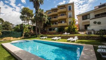 Piscine extérieure, chaises longues