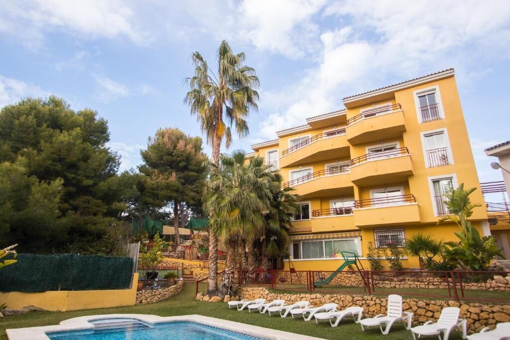 Piscine extérieure, chaises longues