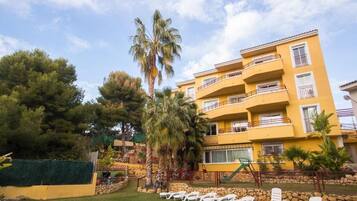 Piscine extérieure, chaises longues