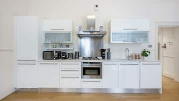 Kjøleskap, mikrobølgeovn, ovn og kokeplater