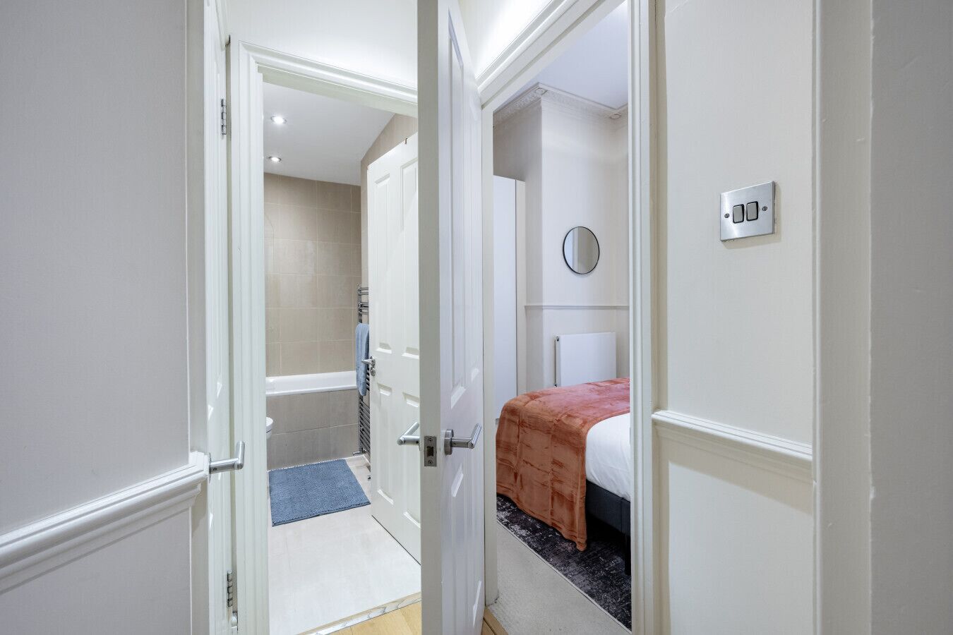 1 habitación, tabla de planchar con plancha, cuna de viaje y wifi 