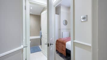 1 habitación, tabla de planchar con plancha, cuna de viaje y wifi