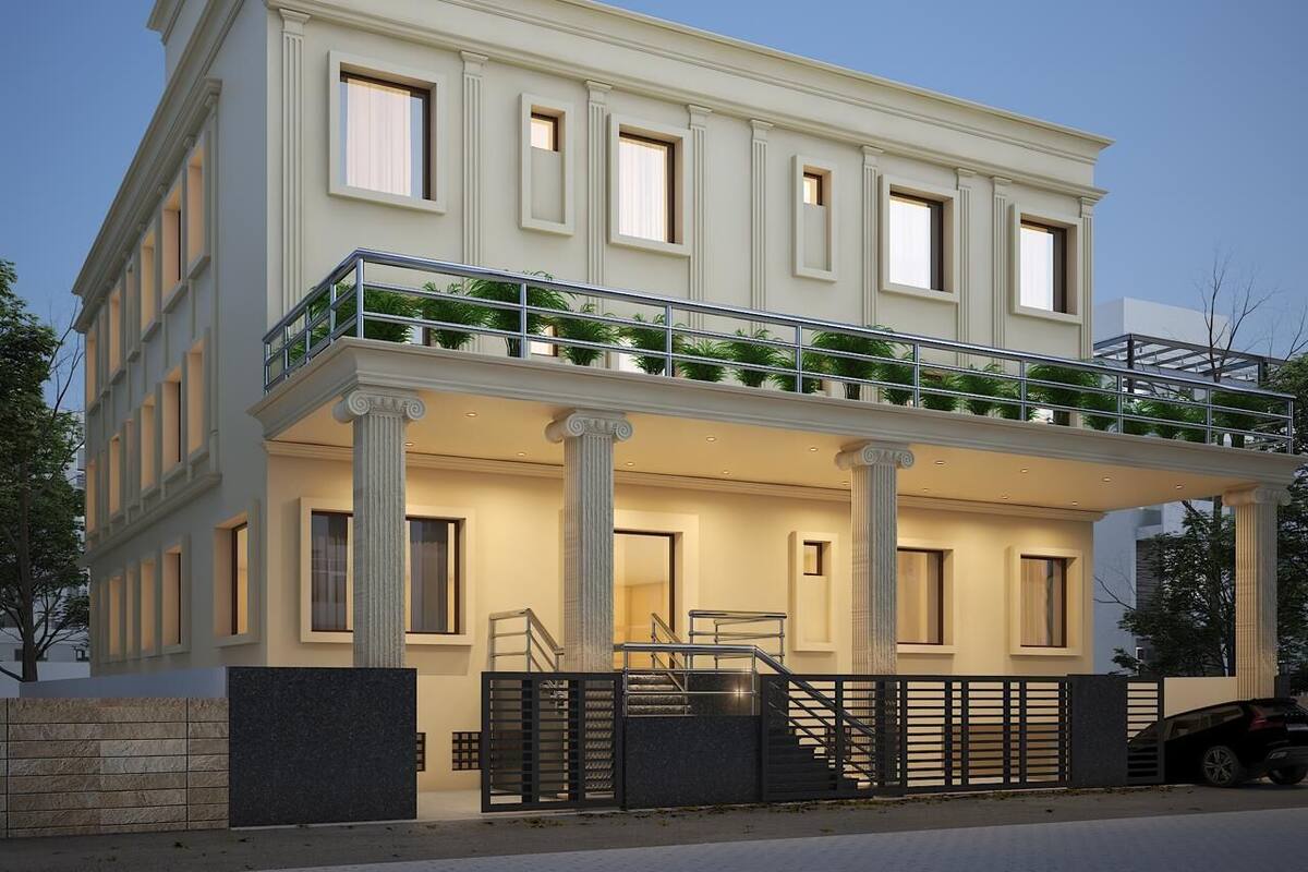 Un immeuble à plusieurs étages doté d’un balcon, de colonnes et d’une entrée fermée par un portail.