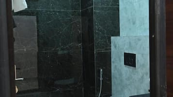 Artículos de tocador gratuitos, toallas, shampoo, papel higiénico