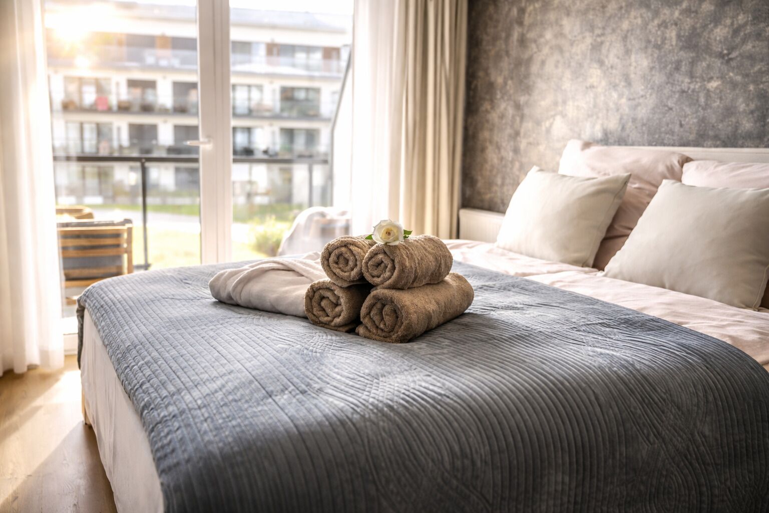 Een strijkplank/strijkijzer, reisbedje, gratis wifi, beddengoed