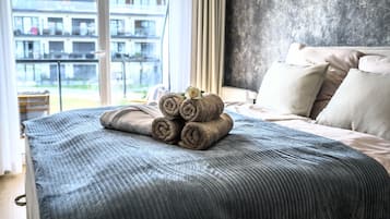 Tabla de planchar con plancha, cuna de viaje, wifi gratis y ropa de cama