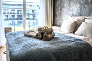 Tabla de planchar con plancha, cuna de viaje, wifi gratis y ropa de cama