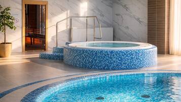 Een binnenzwembad, een verwarmd zwembad