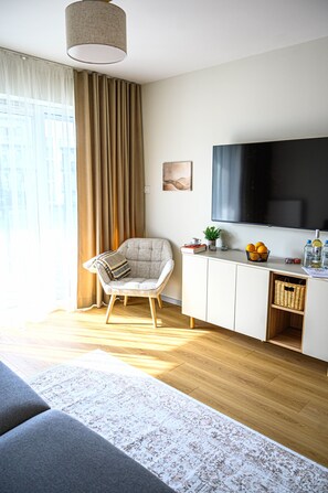 Una Smart TV, una mesa de tenis de mesa