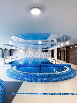 Una piscina cubierta, una piscina climatizada