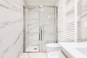 Dusche, Bidet, Handtücher, Shampoo
