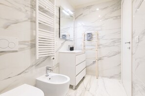 Dusche, Bidet, Handtücher, Shampoo