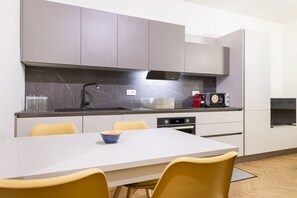 Kühlschrank, Mikrowelle, Toaster, Gewürze