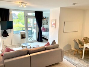 TV, fireplace - Comfortable vacation apartment in the heart of Laboe with balcony near the beach (Laboe)
