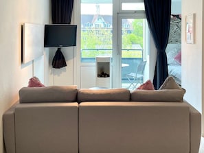 TV, fireplace