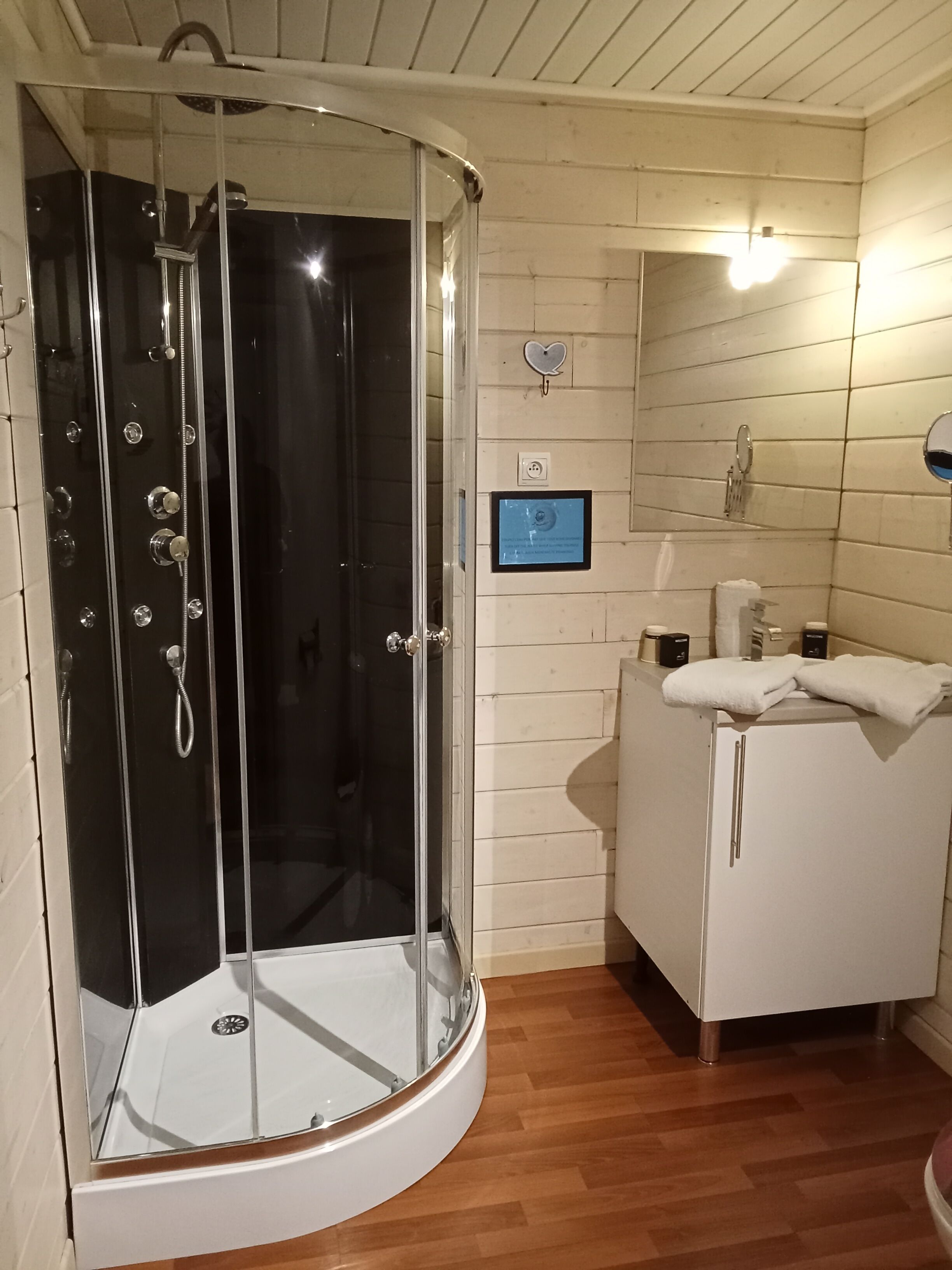 Dusche, Haartrockner, Handtücher, Seife