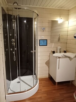 Een douche, een haardroger, handdoeken, zeep