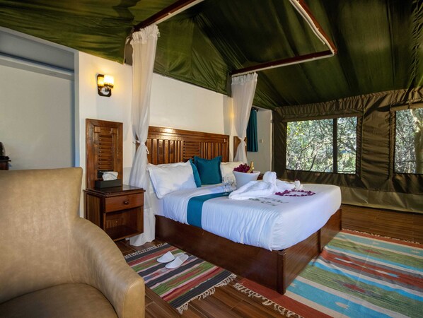 Tienda de campaña Deluxe | Caja de seguridad en la habitación, muebles diferentes y escritorio 