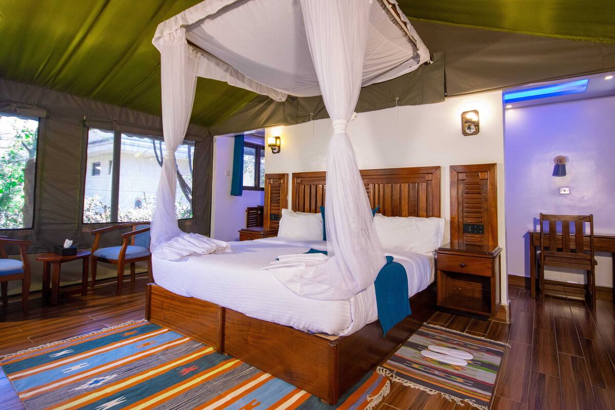 Deluxe Tent | Peti besi dalam bilik, meja, ruang kerja komputer riba, kalis bunyi 