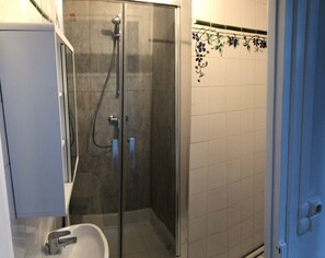 Dusche, Haartrockner, Handtücher, Seife