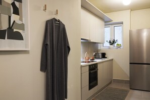 Réfrigérateur, four, plaque de cuisson, cafetière/bouilloire