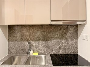 Apartment, Courtyard View | Private kitchen | Fridge, microwave - A Quiet Stay - Service Apartment Ha Noi (Ha Noi)