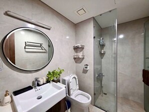 Basic-Apartment, 1 Schlafzimmer, Balkon | Badezimmer | Dusche, kostenlose Toilettenartikel, Haartrockner, Hausschuhe