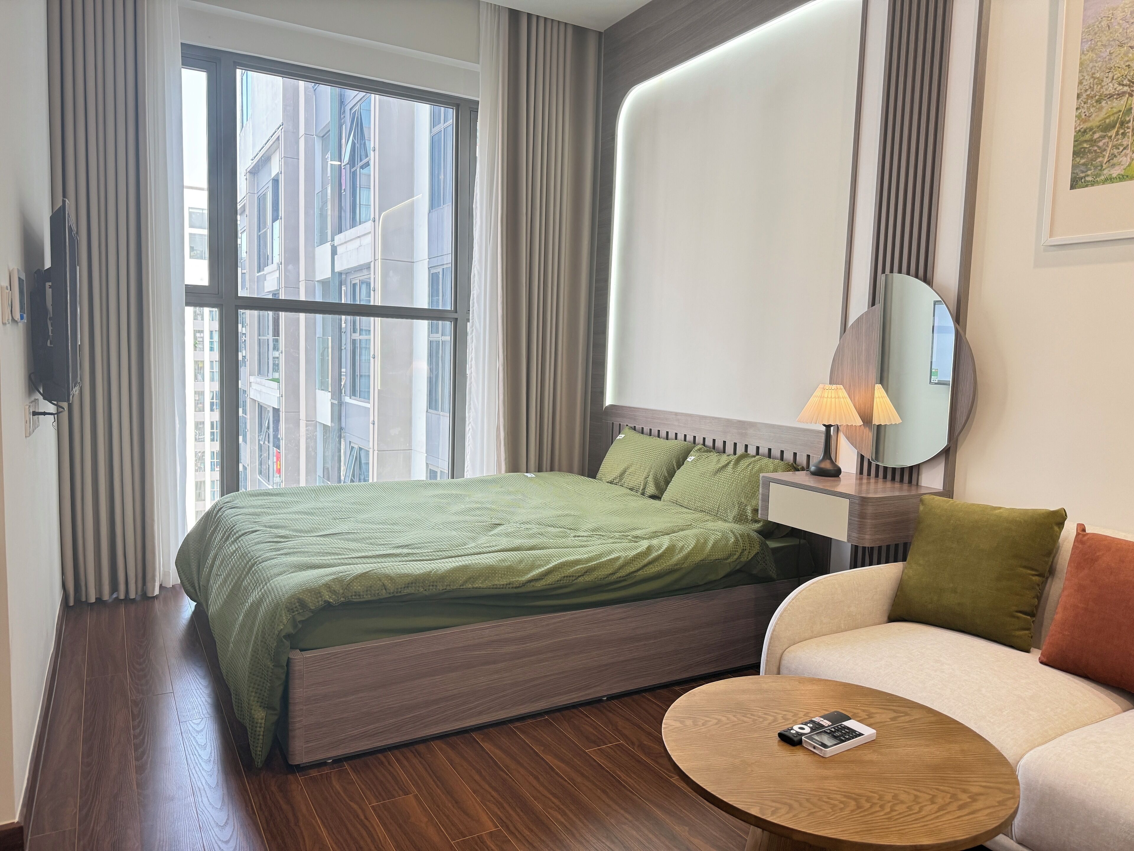 Senioristudio | Yksilöllisesti sisustettu, yksilöllisesti kalustettu, työpöytä