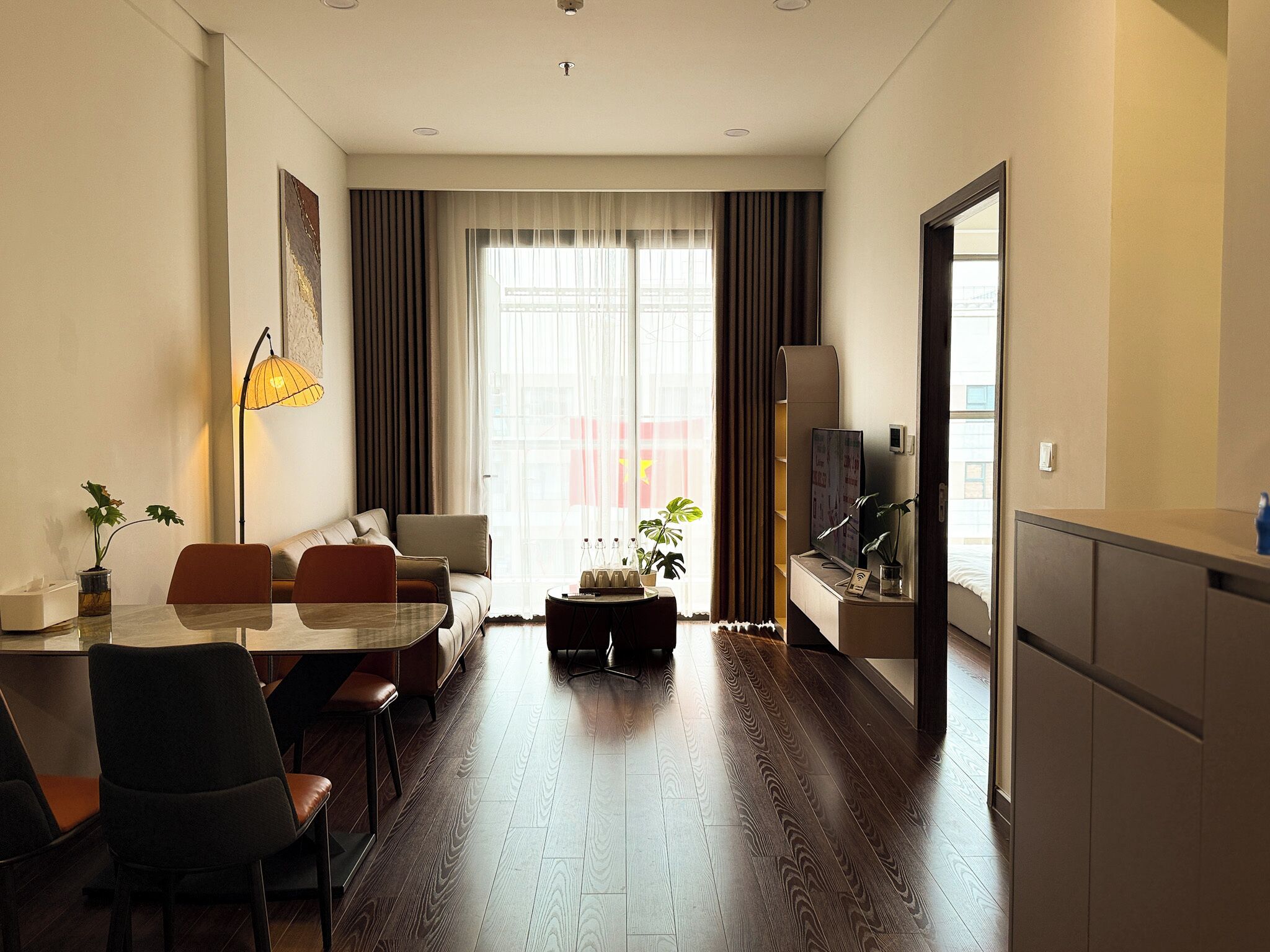 Deluxe-huoneisto, 2 makuuhuonetta, parveke | Yksilöllisesti sisustettu, yksilöllisesti kalustettu, työpöytä