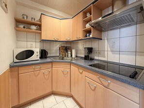 Micro-ondes, plaque de cuisson, cafetière/bouilloire