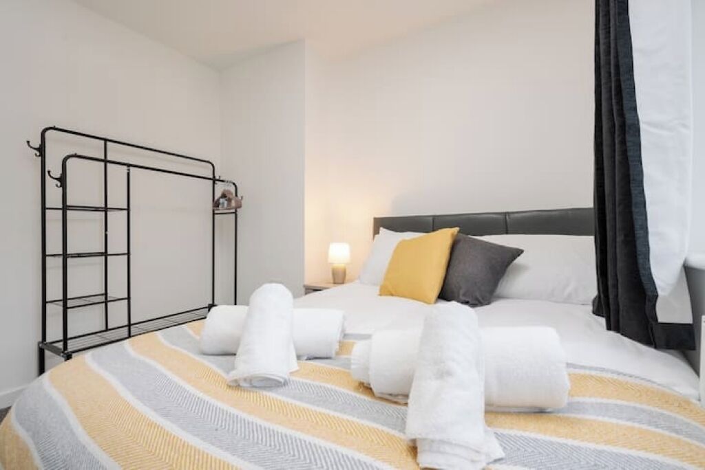 3 bedrooms, iron/ironing board, WiFi, bed sheets