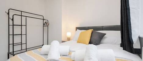 3 chambres, fer et planche à repasser, Wi-Fi, draps fournis